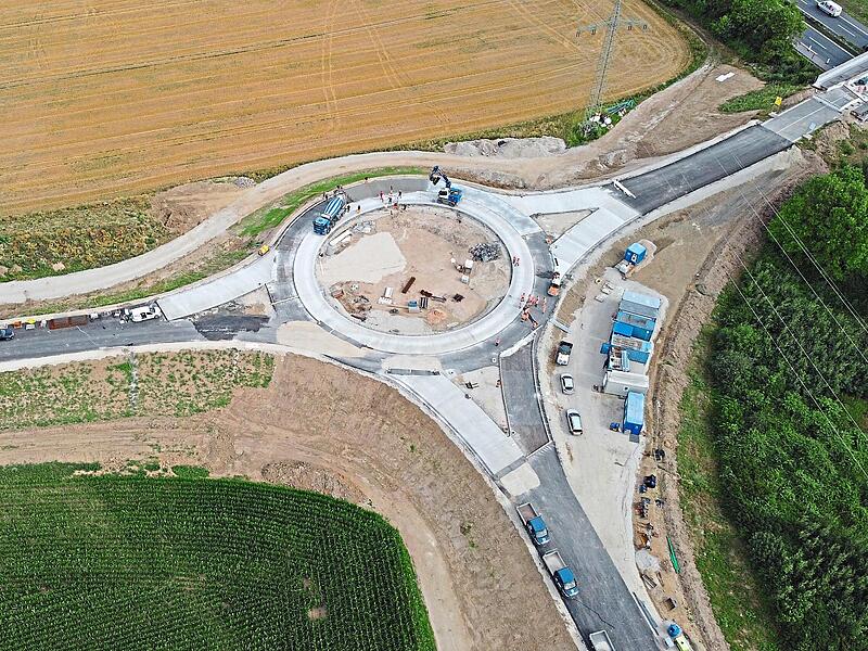 Bei Buttenheim entsteht ein Kreisverkehr in Betonbauweise &ndash; ein Pilotprojekt. Staatliches Bauamt Bamberg