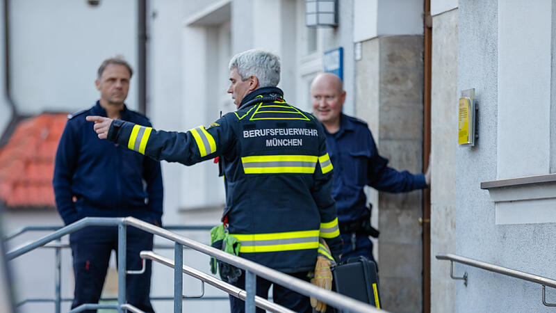Schon seit Längerem in Aservatenkammer: Spezialkräfte der Feuerwehr untersuchen Paket auf Polizeidienststelle
