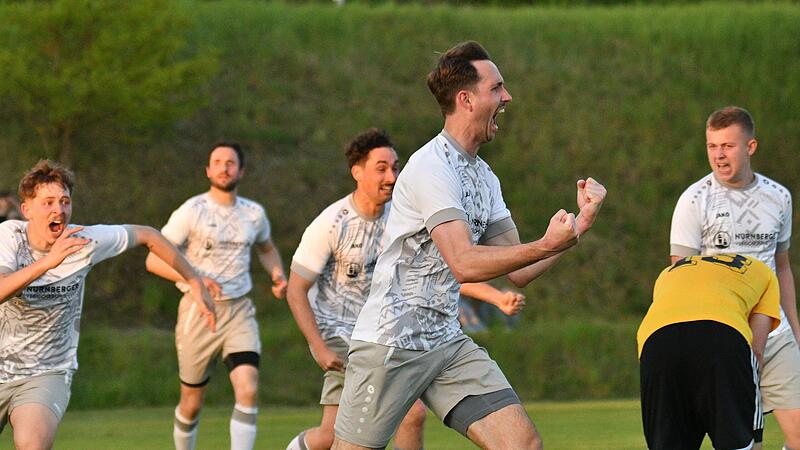 Steffen Bornschlegel (vorne) jubelt &uuml;ber seinen sp&auml;ten Ausgleichstreffer im Topspiel gegen Verfolger SG K&uuml;ps/Schm&ouml;lz.