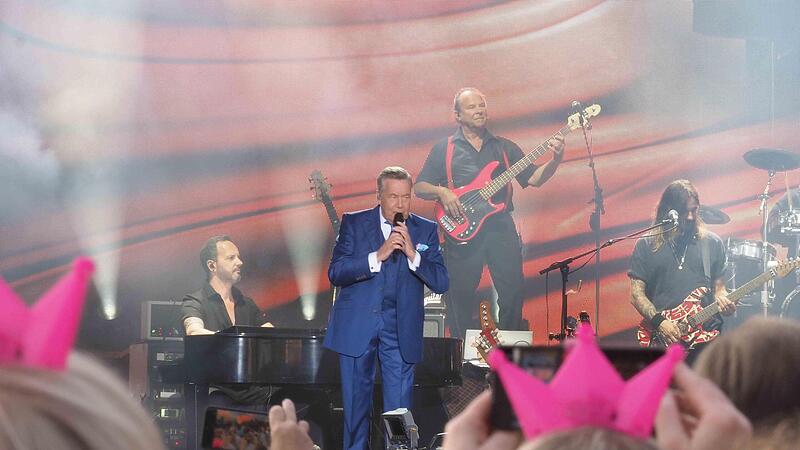 Pinke Kr&ouml;nchen all &uuml;berall, viele mit den Buchstaben RK &ndash; Roland Kaiser. Er lieferte am Freitag ein fulminantes Konzert auf dem Schlossplatz.