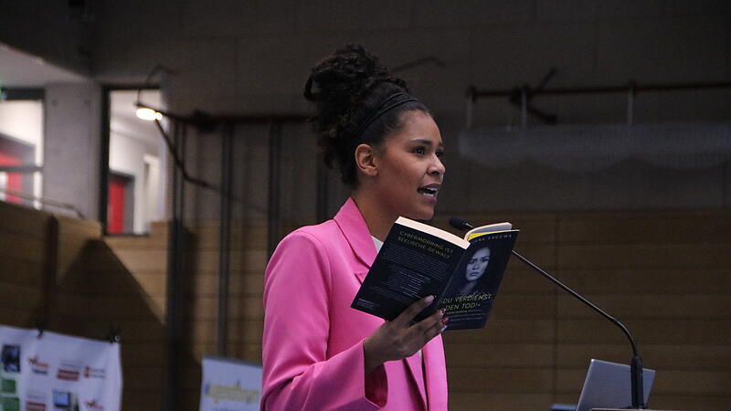 W&auml;hrend der Castingshow ist Lijana Kaggwa selbst Opfer von Hasskommentaren und seelischer Gewalt geworden. Heute setzt sie sich mit Sch&uuml;lerinnen und Sch&uuml;lern gegen Cybermobbing ein.