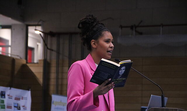 Während der Castingshow ist Lijana Kaggwa selbst Opfer von Hasskommentaren und seelischer Gewalt geworden - und hat darüber sogar ein Buch geschrieben. Heute setzt sie sich mit Schülerinnen und Schülern gegen Cybermobbing ein. Während der Castingshow ist Lijana Kaggwa selbst Opfer von Hasskommentaren und seelischer Gewalt geworden. Heute setzt sie sich mit Schülerinnen und Schülern gegen Cybermobbing ein.