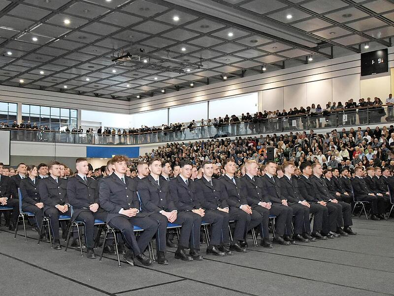 454 Polizeimeisterinnen und Polizeimeister bei ihrer Verabschiedung.