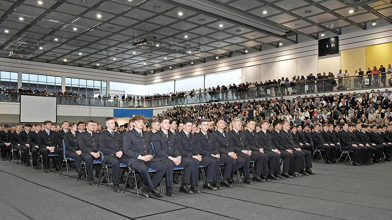 454 Polizeimeisterinnen und Polizeimeister bei ihrer Verabschiedung.