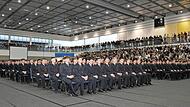 454 Polizeimeisterinnen und Polizeimeister bei ihrer Verabschiedung.