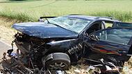Quer im Straßengraben blieb der total beschädigte VW Passat nach dem Unfall liegen.