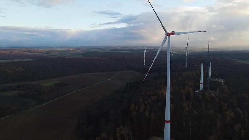 Südlich von Fuchsstadt werden aktuell drei neue Windräder gebaut. Südlich von Fuchsstadt werden aktuell drei neue Windräder gebaut.
