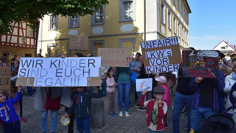 Auf dem Klosterhof demonstrierten die Befürworter der Westumgehung.Forchheim & Fränkische Schweiz Auf dem Klosterhof demonstrierten die Befürworter der Westumgehung.Forchheim & Fränkische Schweiz