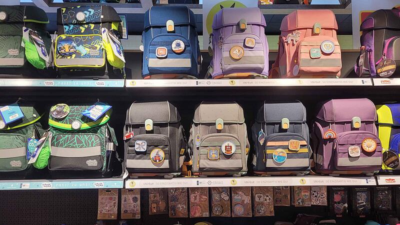 Die Auswahl ist gro&szlig; und der Preis meist auch, wenn es um den Kauf eines Schulranzens geht.