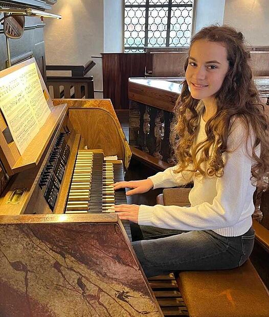 Madlen Fischer an der Eisenbarth-Orgel in der Kirche St. Michael in Mainroth.