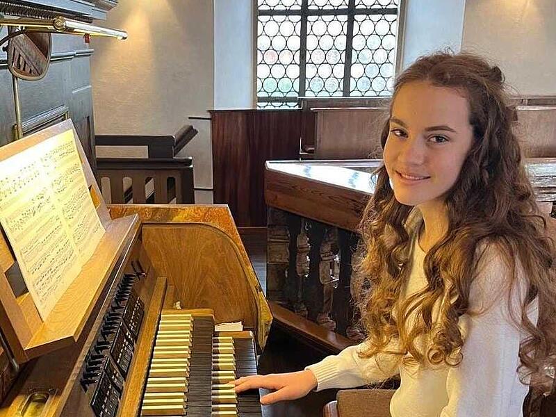 Madlen Fischer an der Eisenbarth-Orgel in der Kirche St. Michael in Mainroth.