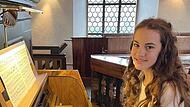 Madlen Fischer an der Eisenbarth-Orgel in der Kirche St. Michael in Mainroth.