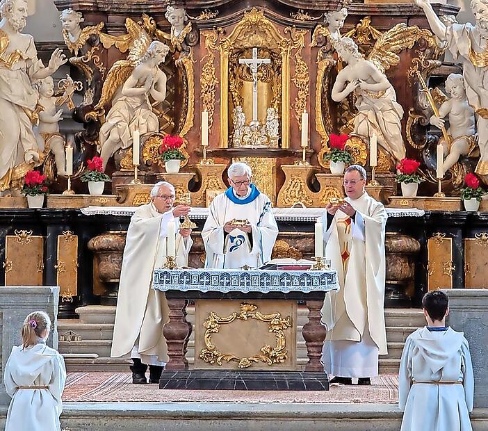 Pater Andreas Walko bei dem Festgottesdienst am Altar in Gößweinstein in der Mitte, rechts Pfarrer Pater Ludwig Mazur und links Ruhestandspfarrer Alfred Bayer.Forchheim & Fränkische Schweiz Pater Andreas Walko bei dem Festgottesdienst am Altar in Gößweinstein in der Mitte, rechts Pfarrer Pater Ludwig Mazur und links Ruhestandspfarrer Alfred Bayer.