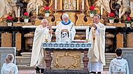 Pater Andreas Walko bei dem Festgottesdienst am Altar in Gößweinstein in der Mitte, rechts Pfarrer Pater Ludwig Mazur und links Ruhestandspfarrer Alfred Bayer.Forchheim & Fränkische Schweiz Pater Andreas Walko bei dem Festgottesdienst am Altar in Gößweinstein in der Mitte, rechts Pfarrer Pater Ludwig Mazur und links Ruhestandspfarrer Alfred Bayer.