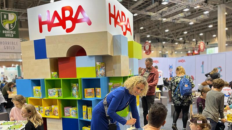 Stefanie Frie&szlig;, die in der Gesch&auml;ftsleitung der Haba-Familygroup f&uuml;r die Bereiche Vertrieb und Marketing zust&auml;ndig ist, spricht hier mit Besuchern der Messe in Essen.