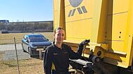 DHL-Berufskraftfahrerin Angelique Tutlies an der Hebeb&uuml;hne.