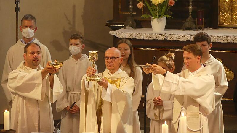 Stadtpfarrer Helmut Hetzel steht am Altar. Mit auf dem Foto Pfarrer Johannes Saffer (links) und Kaplan Tobias Löffler (rechts). Stadtpfarrer Helmut Hetzel steht am Altar. Mit auf dem Foto Pfarrer Johannes Saffer (links) und Kaplan Tobias Löffler (rechts).
