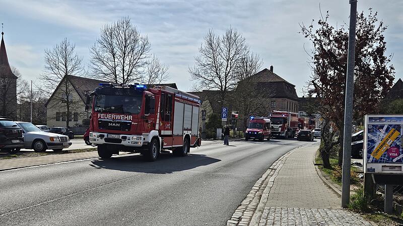 Scheune in Vollbrand: Gro&szlig;aufgebot der Feuerwehr k&auml;mpft mit Flammen