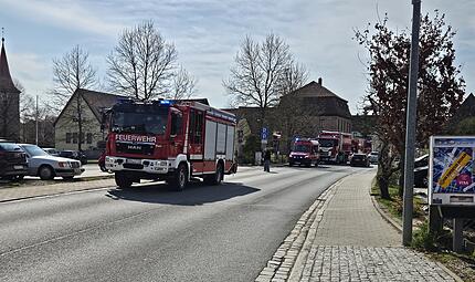 Scheune in Vollbrand: Gro&szlig;aufgebot der Feuerwehr k&auml;mpft mit Flammen