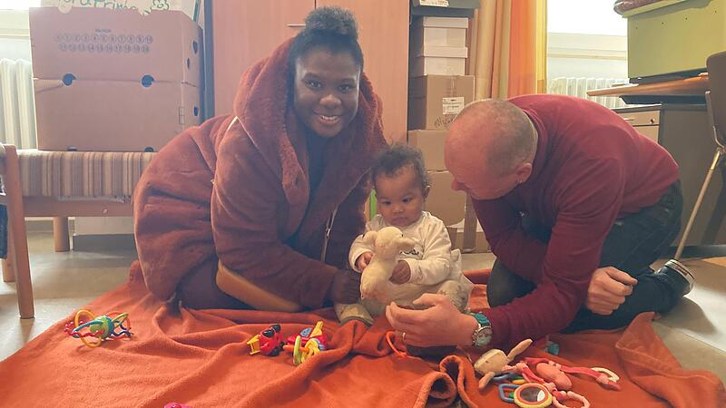 Prudence und Mirko beim Spielen mit ihrer zehn Monate alten Tochter Luna in den Räumen von Solwodi. Ob die Familie zusammenbleiben kann, ist nicht klar. Prudence und Mirko beim Spielen mit ihrer zehn Monate alten Tochter Luna in den Räumen von Solwodi. Ob die Familie zusammenbleiben kann, ist nicht klar.