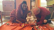 Prudence und Mirko beim Spielen  mit ihrer zehn Monate alten Tochter Luna in den R&auml;umen von Solwodi. Ob die Familie zusammenbleiben kann, ist nicht klar.
