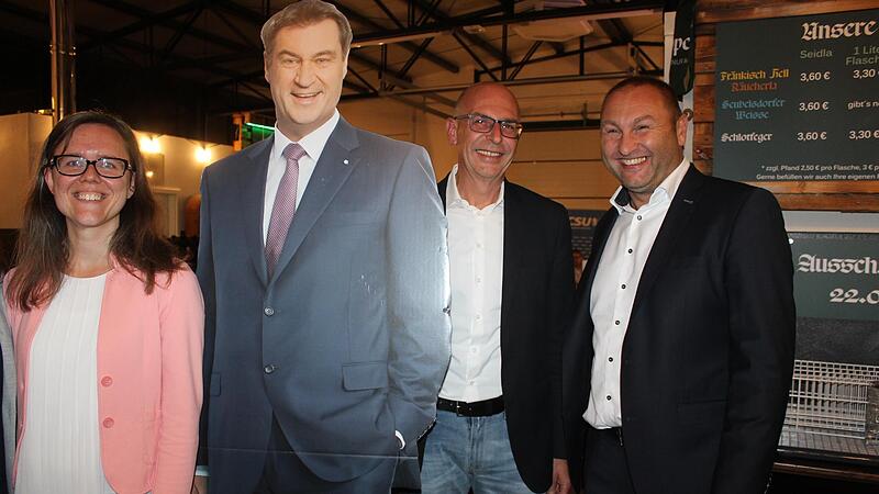 Erfreute Gesichter bei der Wahlparty des CSU in Lichtenfels: Christian Meißner (rechts neben einem Aufsteller von Markus Söder) gewinnt die Landratswahl, rechts steht der CSU-Landtagsabgeordnete Jürgen Baumgärtner, der das Direktmandat erneut holt...