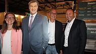 Erfreute Gesichter bei der Wahlparty des CSU in Lichtenfels: Christian Meißner (rechts neben einem Aufsteller von Markus Söder) gewinnt die Landratswahl, rechts steht der CSU-Landtagsabgeordnete Jürgen Baumgärtner, der das Direktmandat erneut holt...