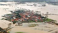 Es ist lange her, aber die Bilder aus der Eifel wecken auch im Landkreis Ängste: Beim Main-Hochwasser 2003 wurde Augsfeld zu einer Insel in den Fluten.