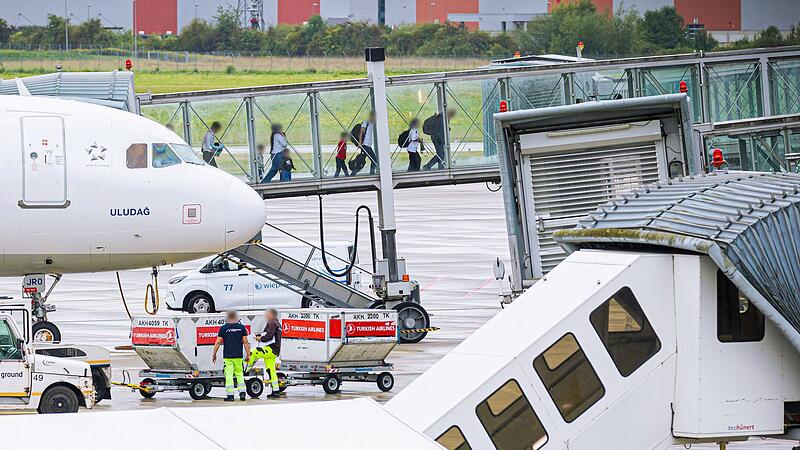 Flughafen Hannover - Ankunft Afghanen mit Aufnahmezusage