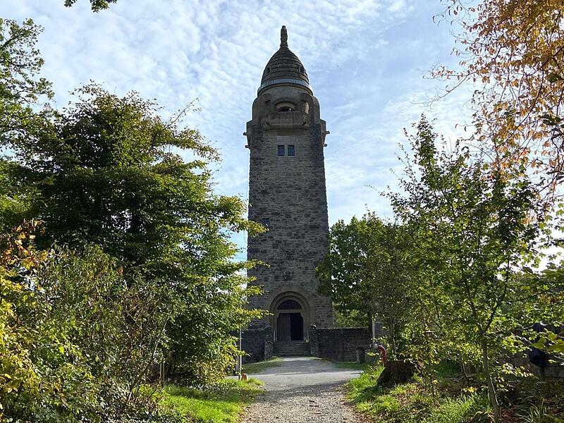 Auch der Wittelsbacherturm zeigt sich von seiner herbstlichen Seite.