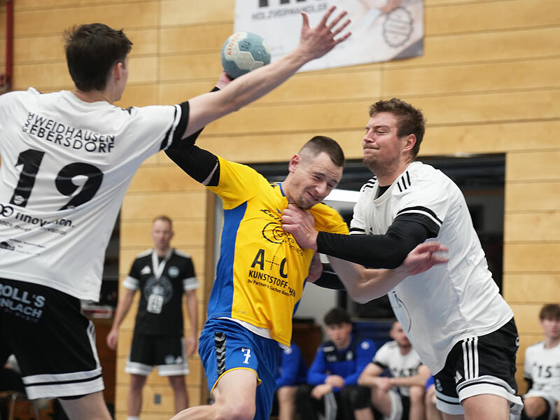 Vor allem physisch eine Nummer zu gro&szlig; waren f&uuml;r die Kunstadter um Nicklas Oester (am Ball) die Abwehrspieler des Tabellenf&uuml;hreres HSG Weidhausen-Ebersdorf mit Joshua H&ouml;pp (rechts).