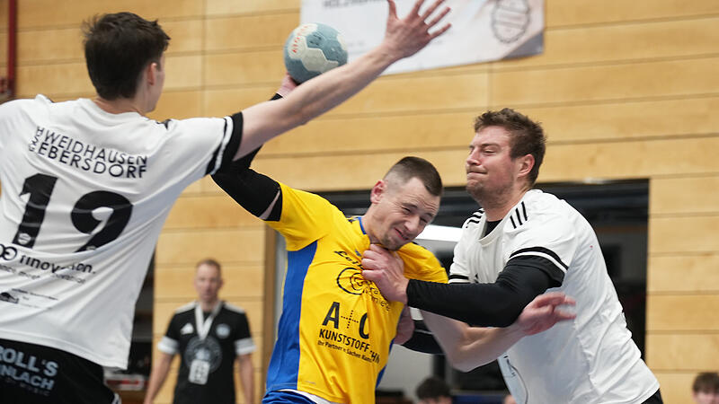 Vor allem physisch eine Nummer zu gro&szlig; waren f&uuml;r die Kunstadter um Nicklas Oester (am Ball) die Abwehrspieler des Tabellenf&uuml;hreres HSG Weidhausen-Ebersdorf mit Joshua H&ouml;pp (rechts).