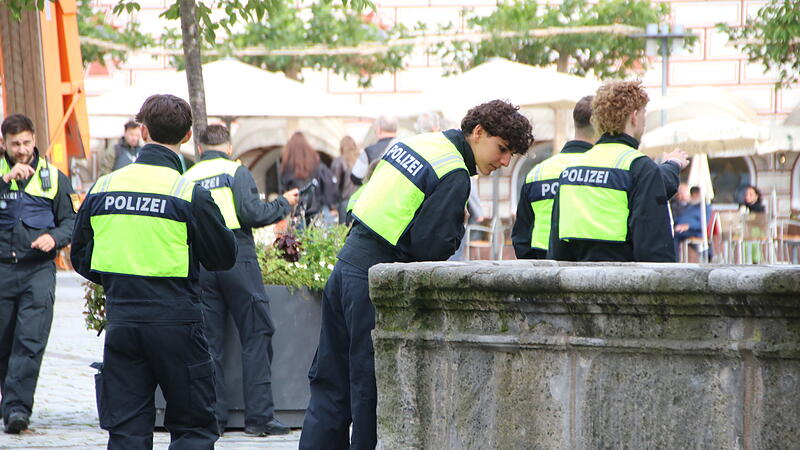 Gro&szlig;einsatz der Polizei in Coburger Innenstadt: Nach einem T&ouml;tungsdelikt, das sich vor Wochenfrist in einer Wohnung in der Rosengasse ereignet hat, wird noch immer nach der Tatwaffe gesucht.