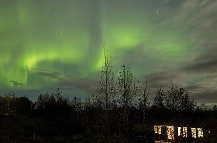 September 2021: &Uuml;ber der Ferienwohnung wabert ein Nordlicht-Vorhang am Firmament entlang.