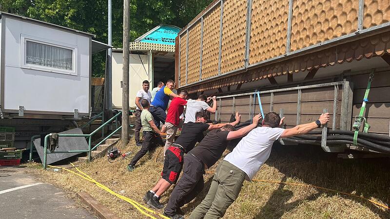 Aufbauarbeiten an der „Rollenden Metzgerei“: Die Aufbauarbeiten für die Erlanger Bergkirchweih laufen auf Hochtouren.