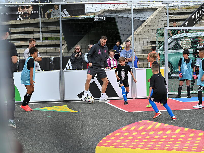 DFB-Nationalspieler Nico Schlotterbeck bei einem Turnier mit Kindern von Herzogenauracher Vereinen. DFB-Nationalspieler Nico Schlotterbeck bei einem Turnier mit Kindern von Herzogenauracher Vereinen.