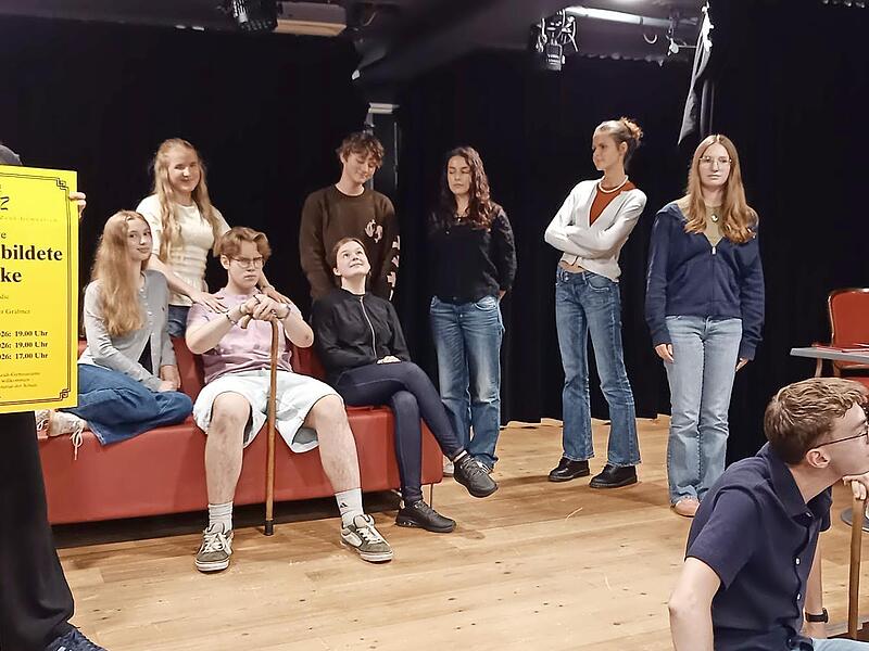 Die Theatergruppe der Mittelstufe am Kaspar-Zeuß-Gymnasium probt für die Aufführungen im Juni. Die Theatergruppe der Mittelstufe am Kaspar-Zeuß-Gymnasium probt für die Aufführungen im Juni.