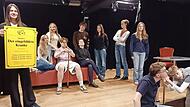 Die Theatergruppe der Mittelstufe am Kaspar-Zeu&szlig;-Gymnasium probt f&uuml;r die Auff&uuml;hrungen im Juni.
