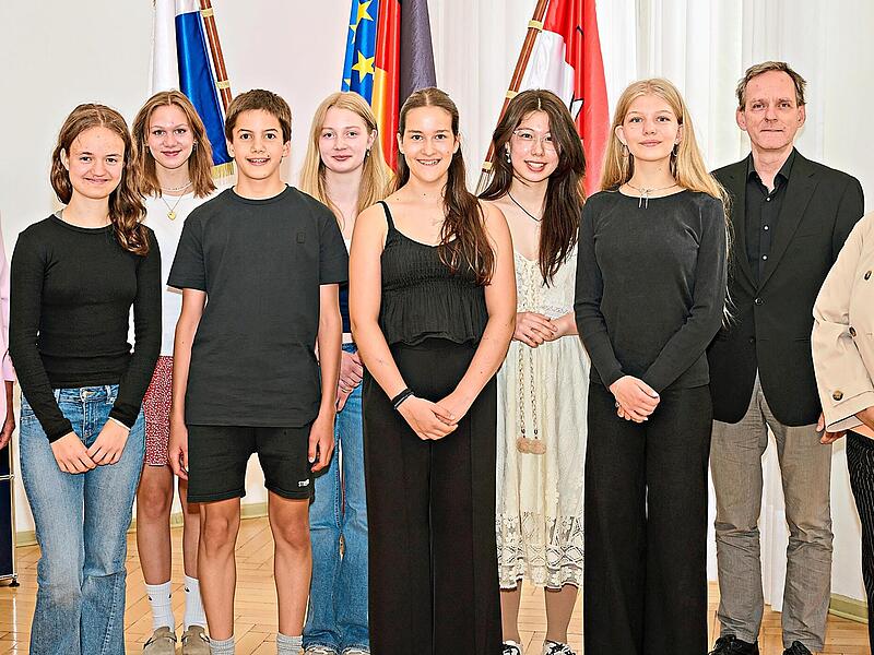Im Bild (v.l.) Dritte B&uuml;rgermeisterin Eva Jutzler, Luca Pratter, Emilia M&uuml;ller, Simon Danilo Resatsch, Lotte Stark, Jule Mei&szlig;ner, Lea Hugel, Ilka Notter, Musikschulleiter Martin Erzfeld und Kulturreferentin Ulrike Siebenhaar. Stadt Bamberg