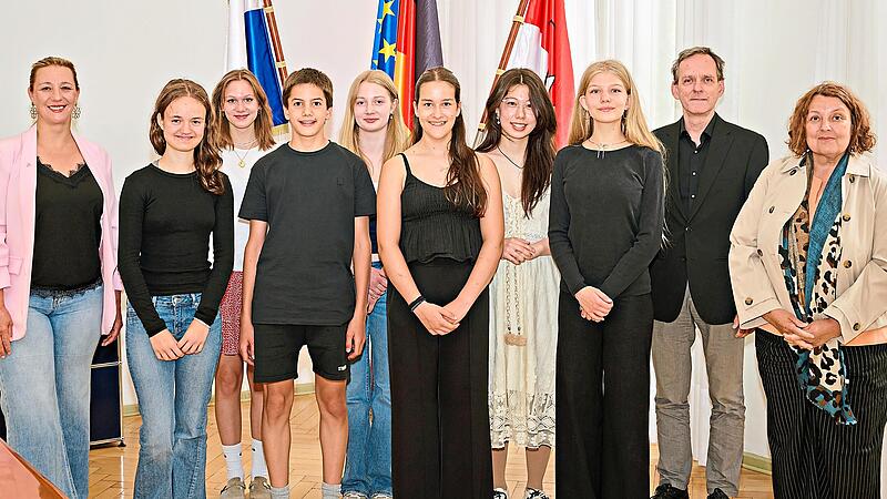 Im Bild (v.l.) Dritte Bürgermeisterin Eva Jutzler, Luca Pratter, Emilia Müller, Simon Danilo Resatsch, Lotte Stark, Jule Meißner, Lea Hugel, Ilka Notter, Musikschulleiter Martin Erzfeld und Kulturreferentin Ulrike Siebenhaar. Stadt Bamberg Im Bild (v.l.) Dritte Bürgermeisterin Eva Jutzler, Luca Pratter, Emilia Müller, Simon Danilo Resatsch, Lotte Stark, Jule Meißner, Lea Hugel, Ilka Notter, Musikschulleiter Martin Erzfeld und Kulturreferentin Ulrike Siebenhaar. Stadt Bamberg