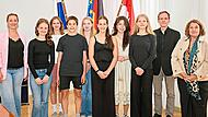 Im Bild (v.l.) Dritte B&uuml;rgermeisterin Eva Jutzler, Luca Pratter, Emilia M&uuml;ller, Simon Danilo Resatsch, Lotte Stark, Jule Mei&szlig;ner, Lea Hugel, Ilka Notter, Musikschulleiter Martin Erzfeld und Kulturreferentin Ulrike Siebenhaar. Stadt Bamberg