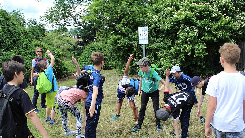 Immer schön locker: Hirschaider Grund- und Mittelschüler als Vorturner auf dem neuen Trimm-dich-Pfad. Immer schön locker: Hirschaider Grund- und Mittelschüler als Vorturner auf dem neuen Trimm-dich-Pfad.