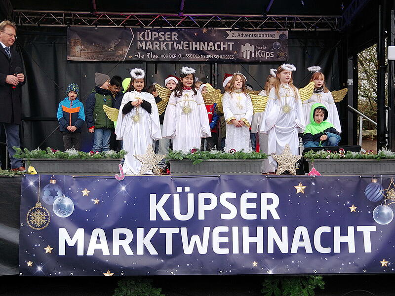 Marktweihnacht Küps 2025 Christkind Alisa flankiert von Engeln eröffnete die Marktweihnacht offiziell.