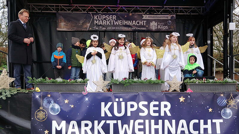 Marktweihnacht Küps 2025 Christkind Alisa flankiert von Engeln eröffnete die Marktweihnacht offiziell.