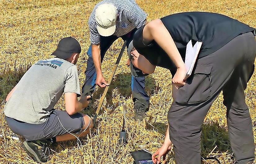 Die Tellus Solutions GmbH will in Altenkunstadt nach Erdw&auml;rme, Wasserstoff und Helium suchen. Im Bild Forschende bei der Abnahme von Bodenluftmessungen.