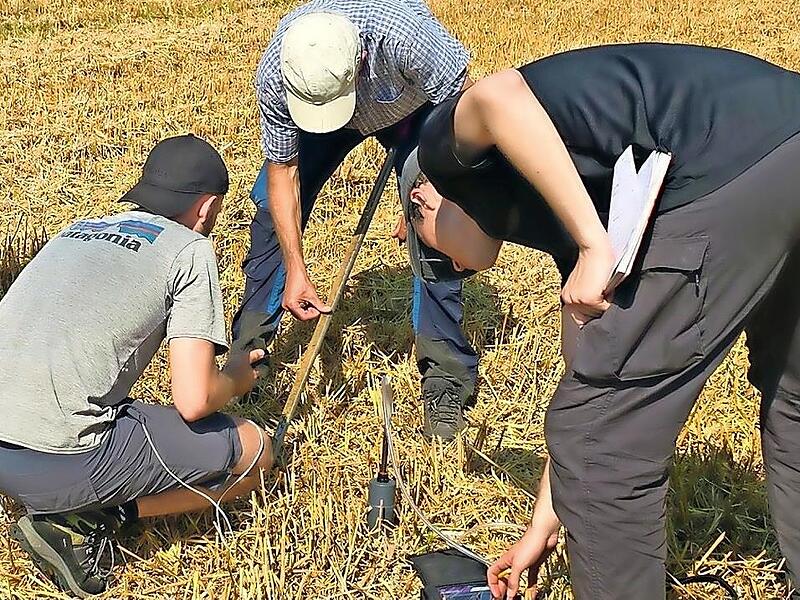 Die Tellus Solutions GmbH will in Altenkunstadt nach Erdw&auml;rme, Wasserstoff und Helium suchen. Im Bild Forschende bei der Abnahme von Bodenluftmessungen.
