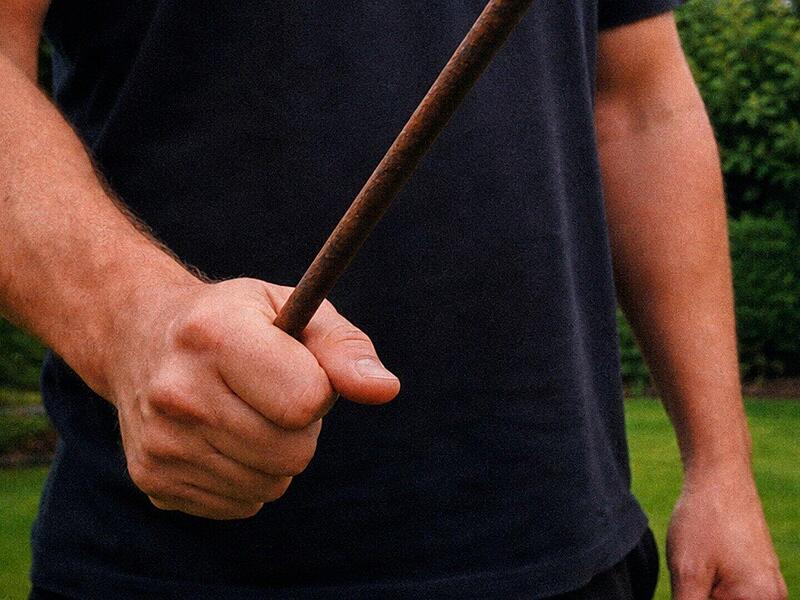 Mann schlägt bei Auseinandersetzung im Kreis Kronach mit Eisenstange zu Mann schlägt bei Auseinandersetzung im Kreis Kronach mit Eisenstange zu