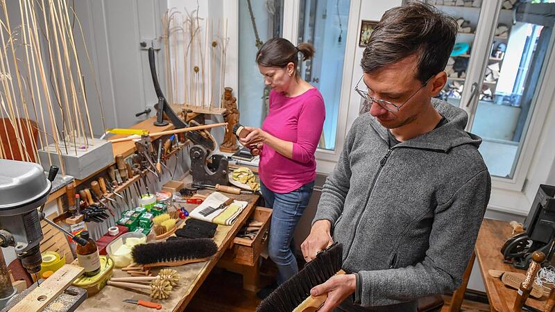 Handarbeit an 100 Jahre alten Maschinen: Kilian Schumm und Kristin Pfeiffer fertigen viele der B&uuml;rsten und Pinsel selbst.