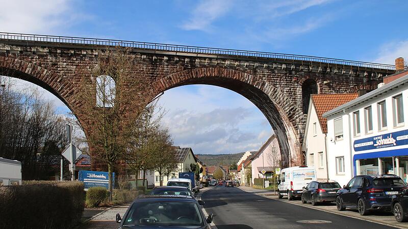 Die Deutsche Bahn will die markante Eisenbahnbrücke in Euerdorf sanieren, dafür wird die Straße komplett gesperrt. Die Deutsche Bahn will die markante Eisenbahnbrücke in Euerdorf sanieren, dafür wird die Straße komplett gesperrt.