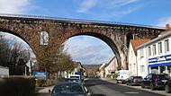 Die Deutsche Bahn will die markante Eisenbahnbr&uuml;cke in Euerdorf sanieren, daf&uuml;r wird die Stra&szlig;e komplett gesperrt.
